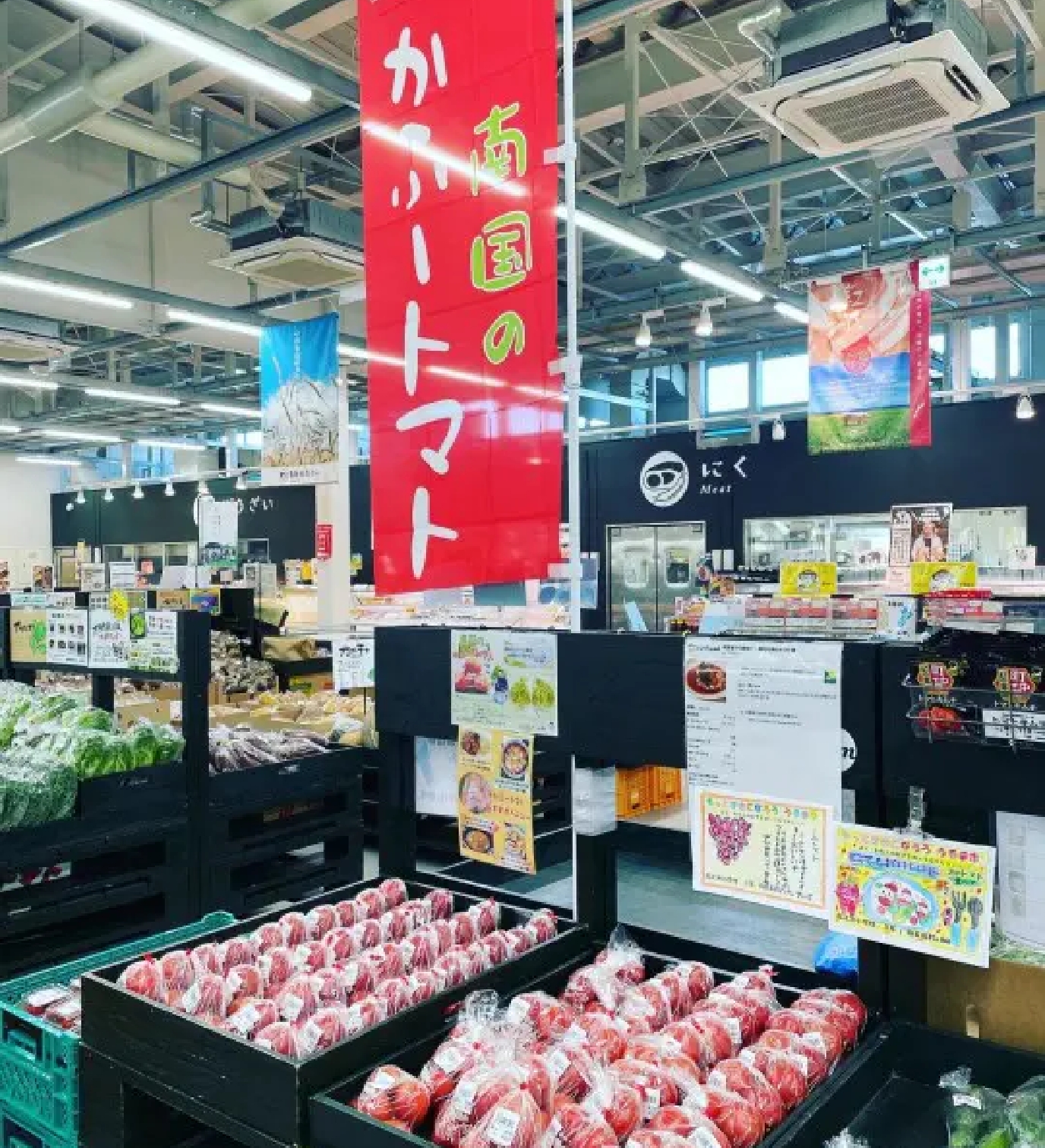 夏の沖縄の直売所やスーパーでは新里さんのトマトは大人気（画像提供：トマタツファーム）