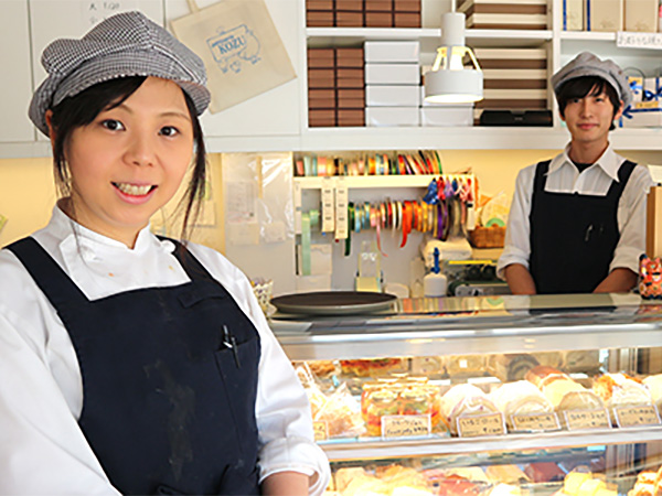 自慢のロールケーキと神津牧場のソフトクリームが味わえる、地域に愛されるケーキ屋さん「patisserie KOZU」