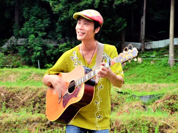 里山の暮らしと農業を歌う シンガーソングライターchojiさん