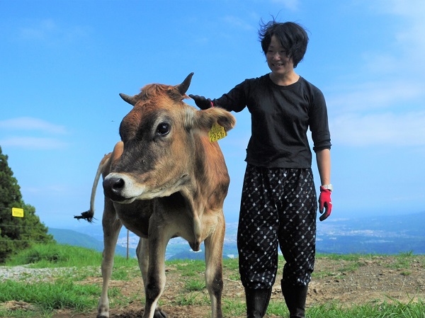 29歳女子が牧場を開設　幸せな乳牛と生きる「山地酪農」とは