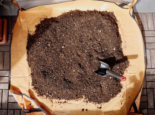 土のリサイクル 簡単な方法は 枯れ専かーちゃんのベランダ菜園 マイナビ農業