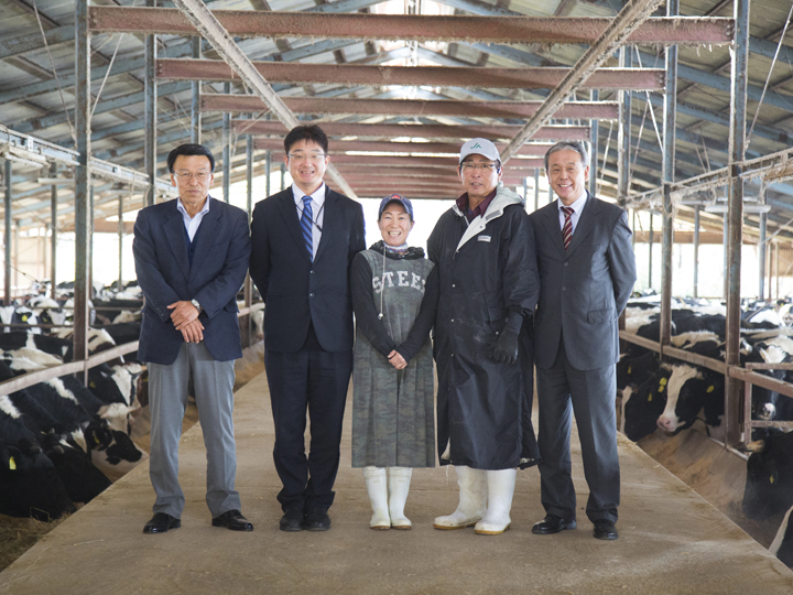 左から白石カルシウムの川口さん、同社安田さん、イサミ吉備高原牧場の松下さん、宮本さん、製造メーカーの甲嶋さん