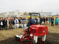 農家が求める最新農機具が身近に　「農業機械実演展示会」に行ってみた