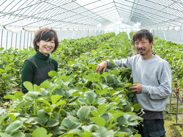 川名農園の川名茂さんと由梨さん