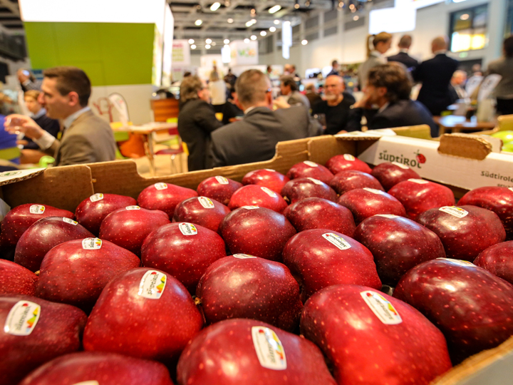 AFLに出展される商品の7割は果物であり、来場者の関心も高い