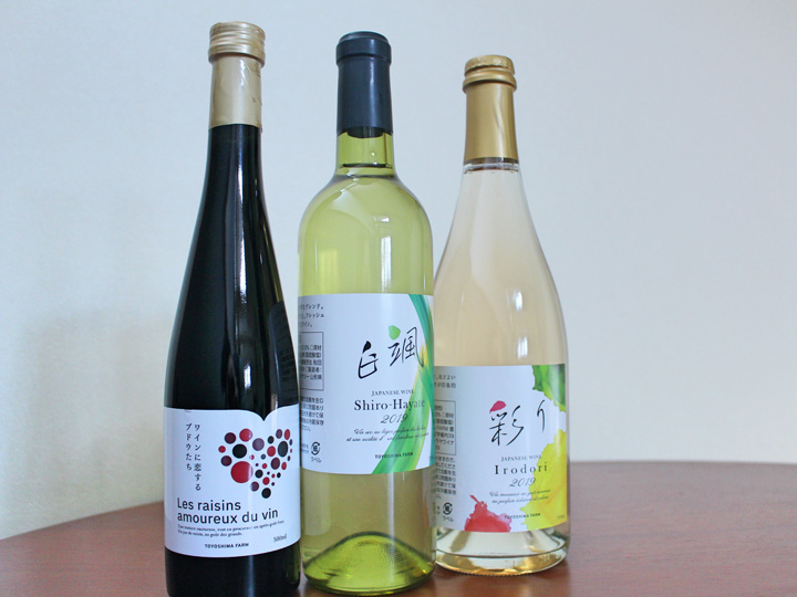 2020年初出荷された白ワイン「白颯」、スパークリング 「彩り」。濃厚なブドウジュース「ワインに恋するブドウたち」も好評を得ています