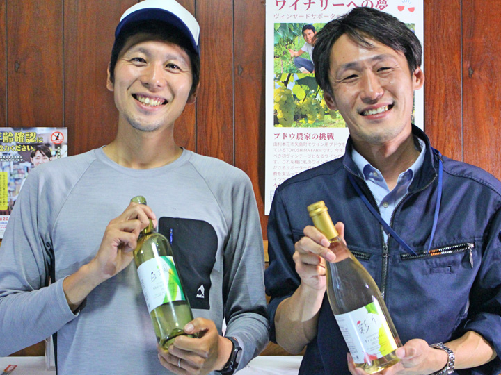 農業振興課松永さんと共に。スパークリングワイン「彩り」は、由利本荘市のふるさと納税返納品にも採択されています