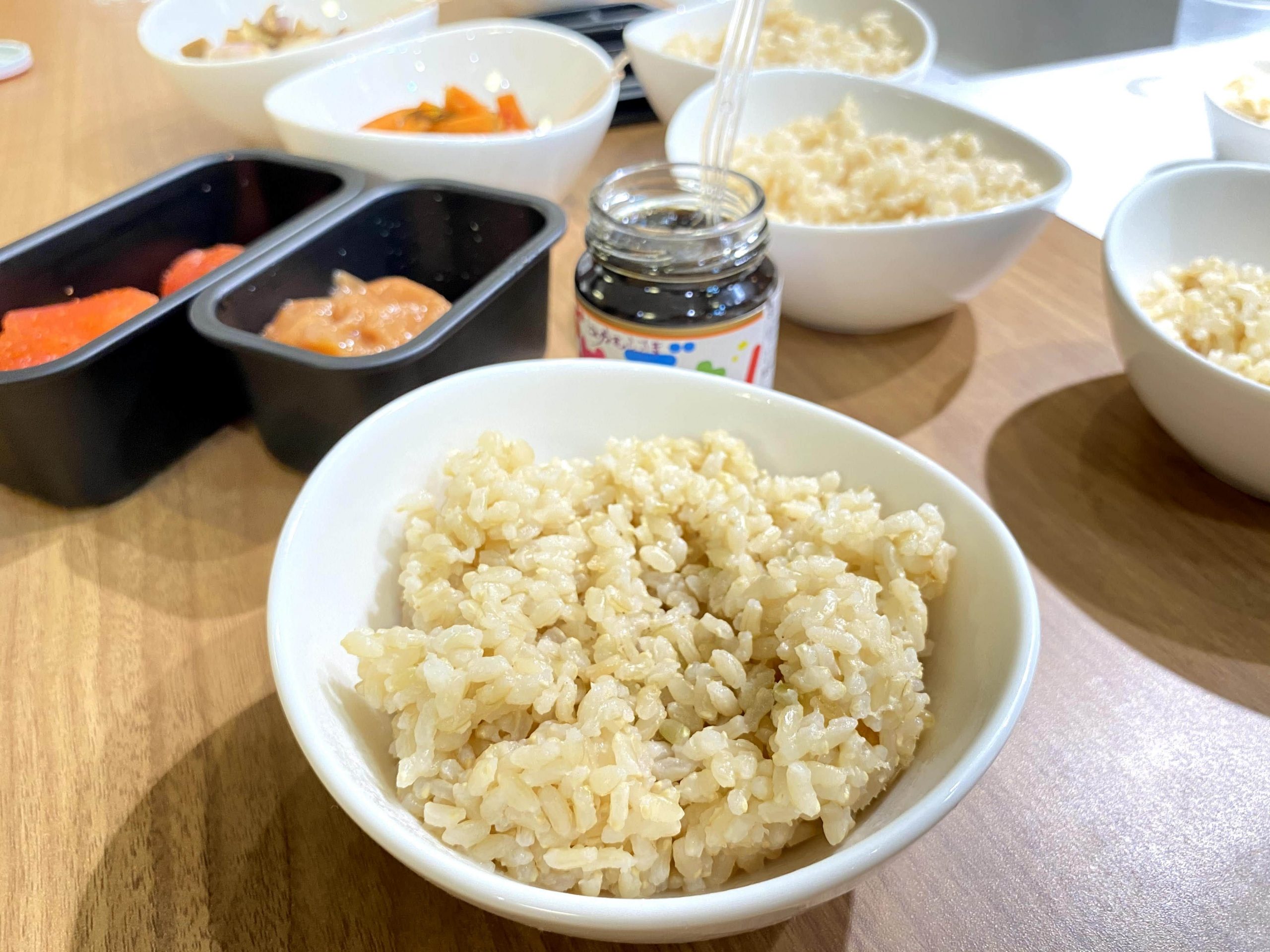 炊いたファンケル発芽米とおかずの写真