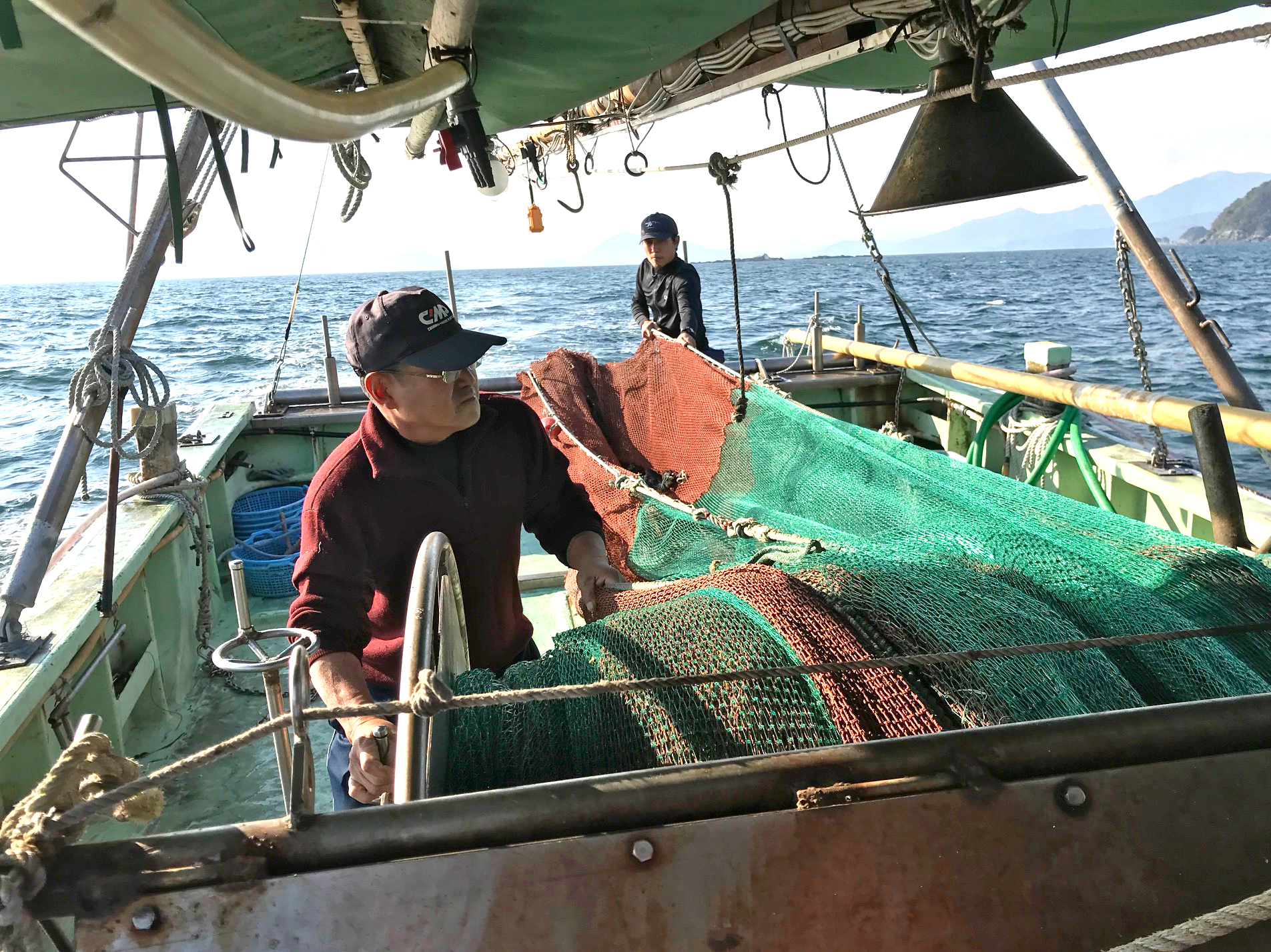 河内山さんは「島の若い漁師を増やしたい」という思いから、現在も研修生を受け入れ、指導を行っています