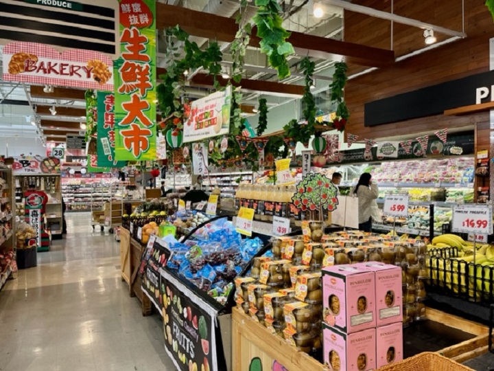日本食スーパーの内観