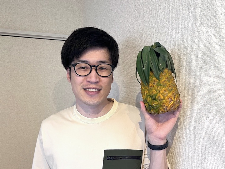 パイナップルを持つ宮崎