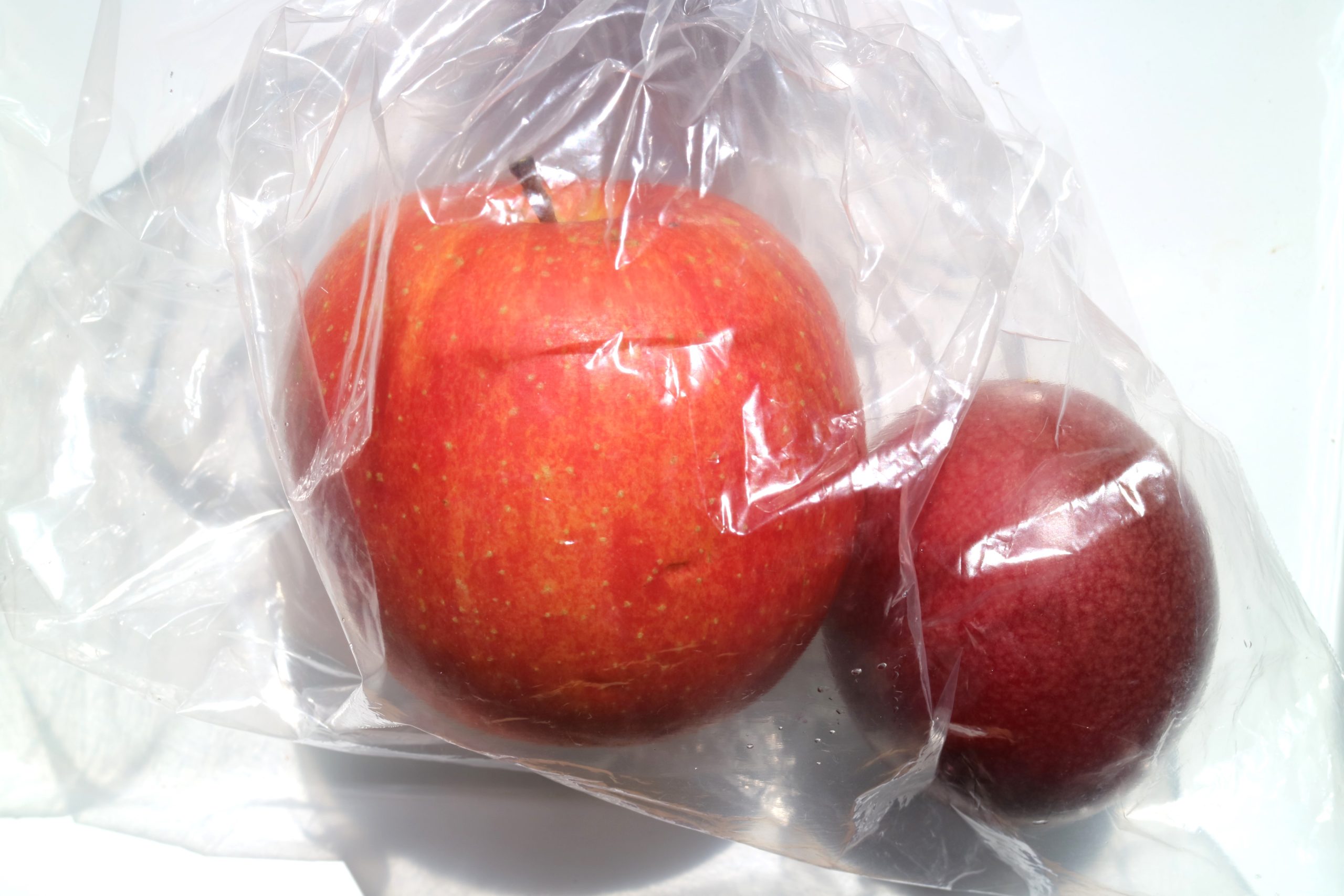 4.リンゴと一緒に袋に入れたパッションフルーツ