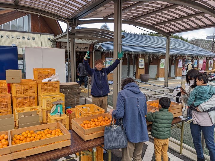 岐阜の道の駅で温州ミカンを販売する岡本さん