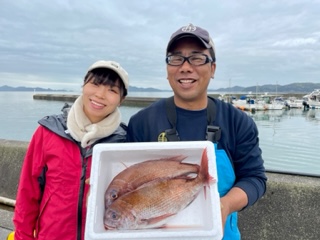 マダイを持つ邦彦さんと美保さん