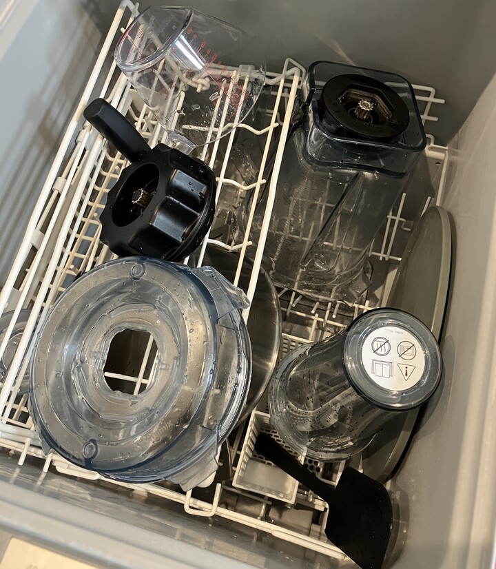 深型食洗機にVitamix 2.0Lコンテナと、600mlブレンディングカップとブレード、計量カップなどを入れた様子