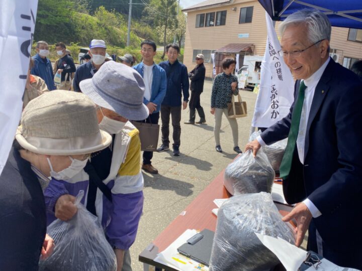 市長による、肥料の配布の様子