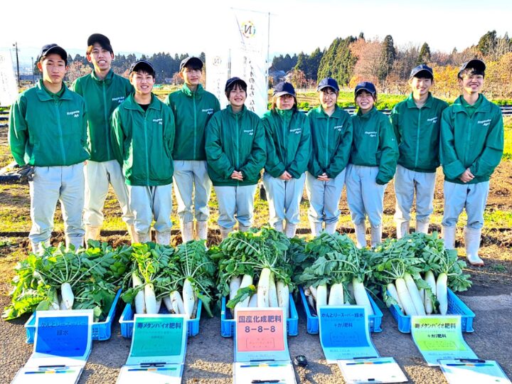 寿メタンバイオ肥料を用いて農作物を作る高校生