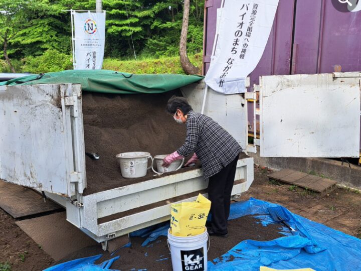 寿メタンバイオ肥料配布の様子