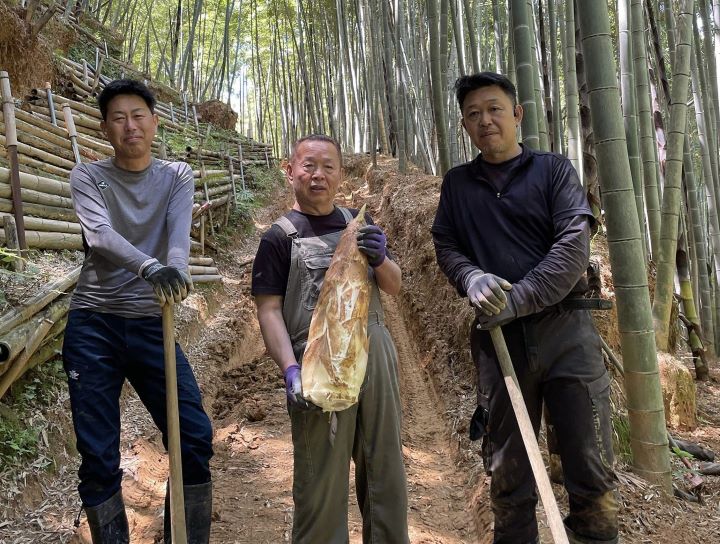 左から）息子さん、藤原さん、たみこさんのご主人