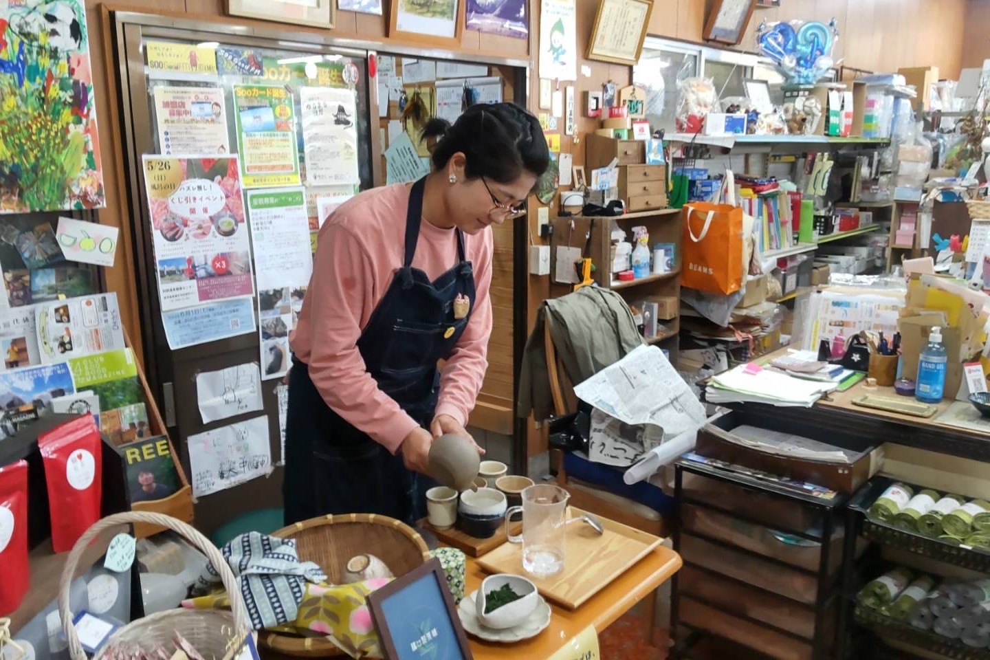 お茶を淹れる橋口まゆさん