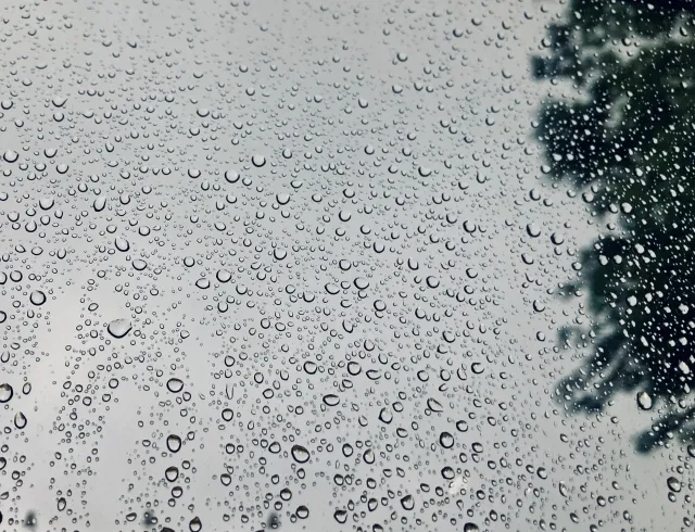 雨が窓ガラスに打ちつける様子