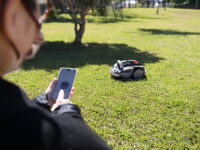 芝刈りの時間と労力にさよなら！ これからはAIロボット「ワイヤレス」芝刈機でお悩み解消