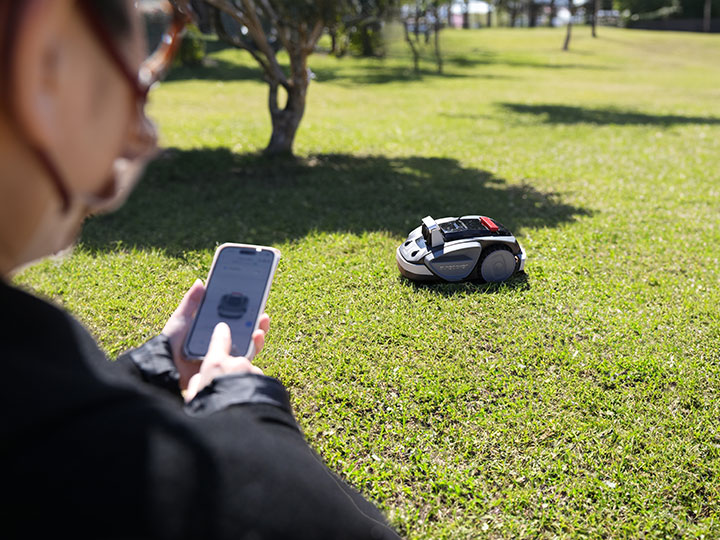 芝刈りの時間と労力にさよなら！ これからはAIロボット「ワイヤレス」芝刈機でお悩み解消