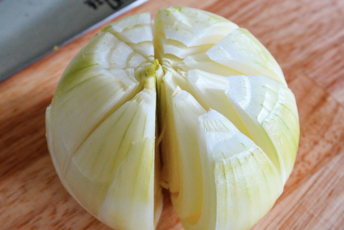 調理のコツ_包丁を入れたタマネギ