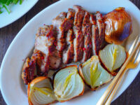 【管理栄養士レシピ】豚とタマネギの丸ごとグリル〜皮ごと焼いて甘みぎゅっ！〜