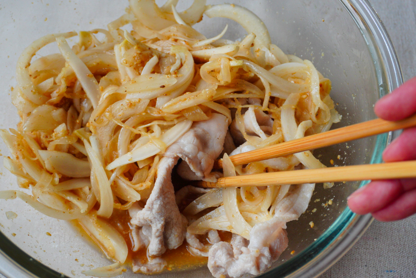 ③豚肉を茹でて合わせる_豚肉を新玉と合わせる
