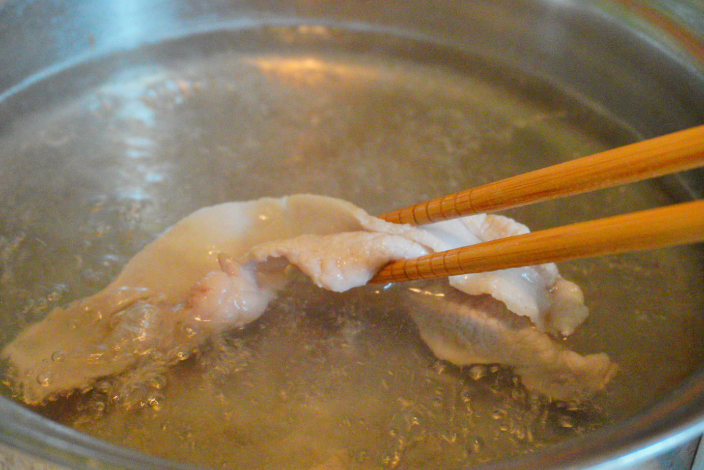 ③豚肉を茹でて合わせる_豚肉を茹でる