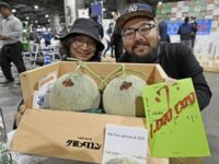 夕張メロン２玉１００万円で落札 初競り、札幌市の中央卸売市場