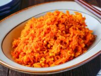 【畑のごちそうレシピ】ニンジンのごま塩麹しりしり〜甘みとうまみがじんわり広がるシンプル常備菜〜