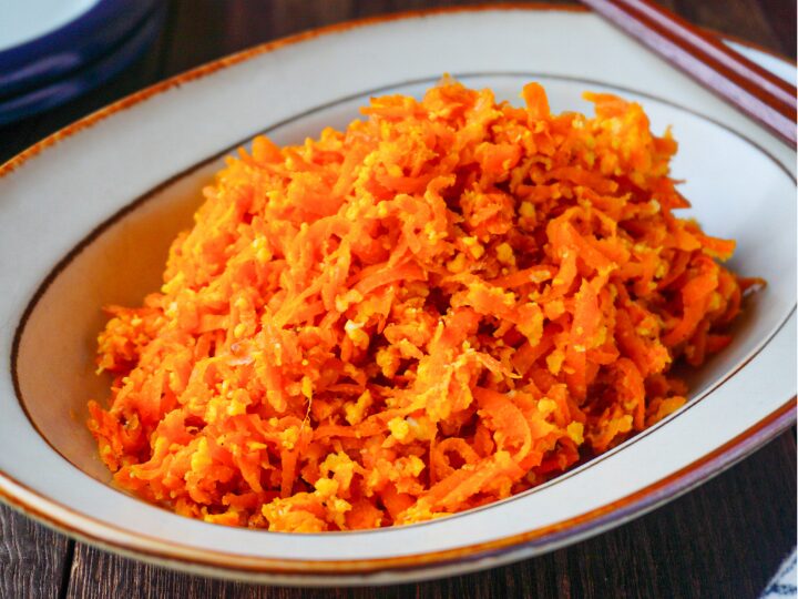 【畑のごちそうレシピ】ニンジンのごま塩麹しりしり〜甘みとうまみがじんわり広がるシンプル常備菜〜