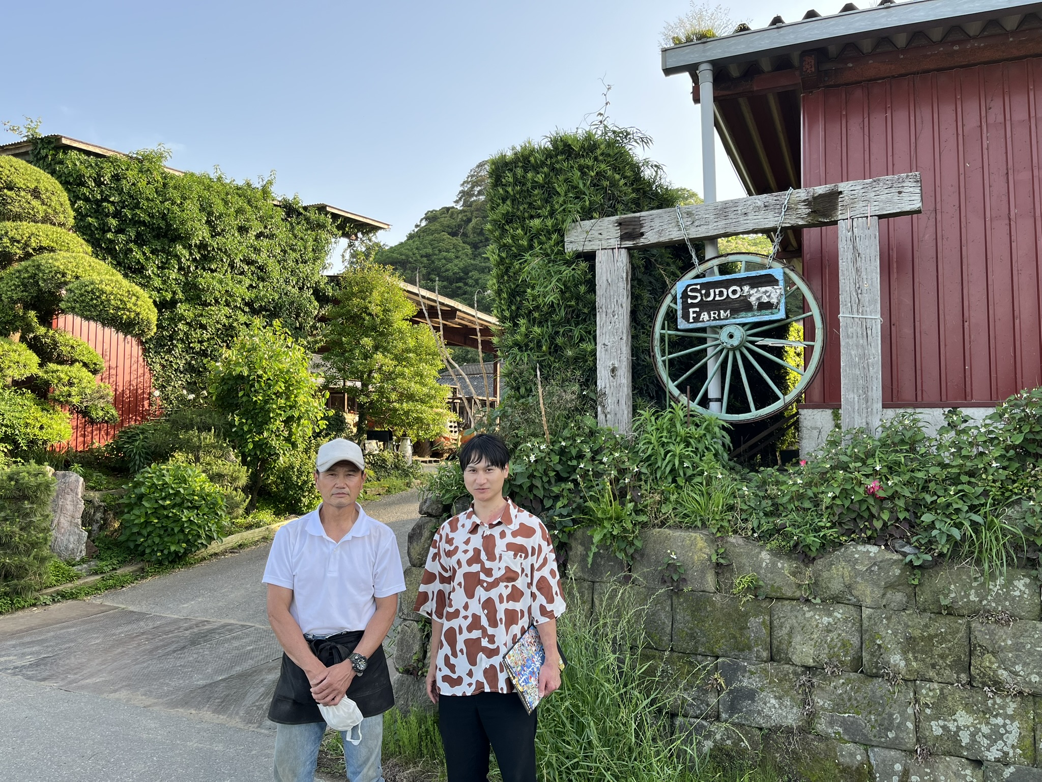 須藤牧場の須藤健太さんとお父さんの裕紀さん