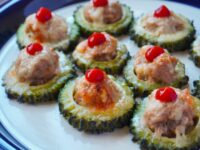 【畑のごちそうレシピ】ゴーヤーの肉詰めみそチーズ焼き 〜苦くない！チーズと肉みそのうまみで苦みが和らぐひと口おかず〜