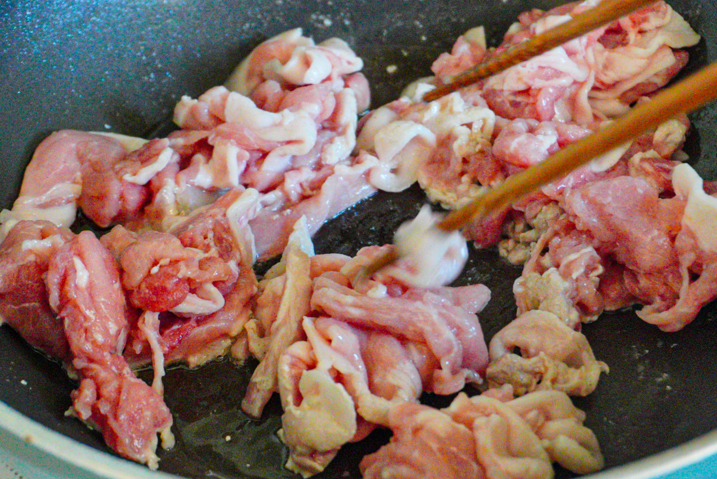 ① 豚肉を炒める
