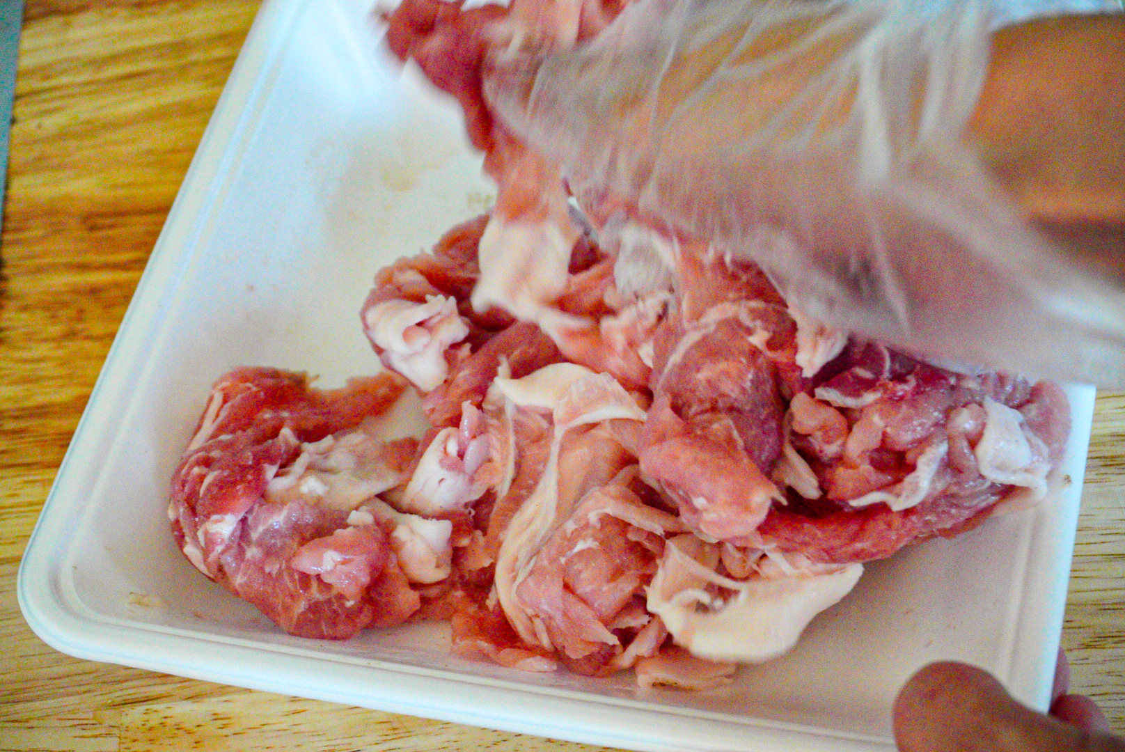 肉に酒を揉み込む