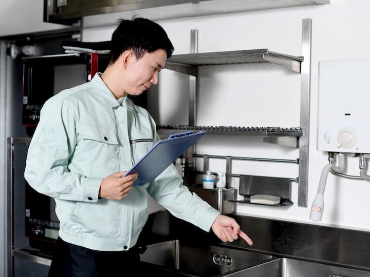 飲食店の害虫駆除は義務？　駆除の頻度や費用相場、店舗でできる予防策も解説